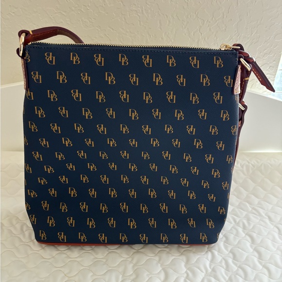Dooney & Bourke Gretta Everyday Crossbody - Picture 4 of 10